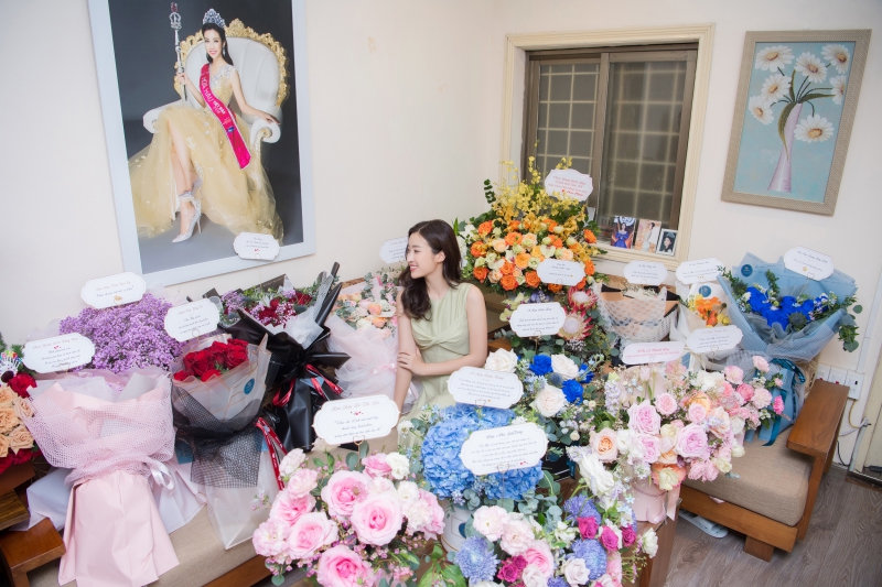 Đỗ Mỹ Linh đón sinh nhật đặc biệt ở tuổi 25 với siêu xe chở đầy hoa khiến ai cũng trầm trồ - Ảnh 5